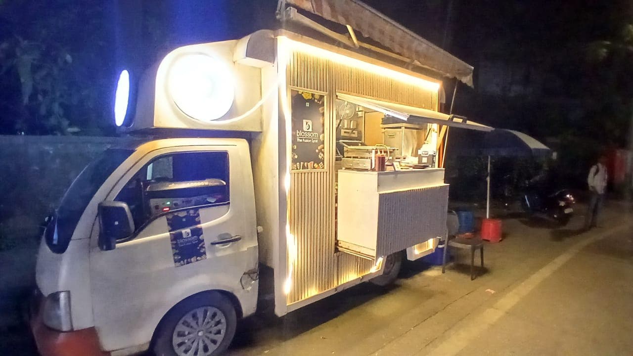 Blossom – The Fusion Spot food truck powered silently by SmartBatt Ezee at night