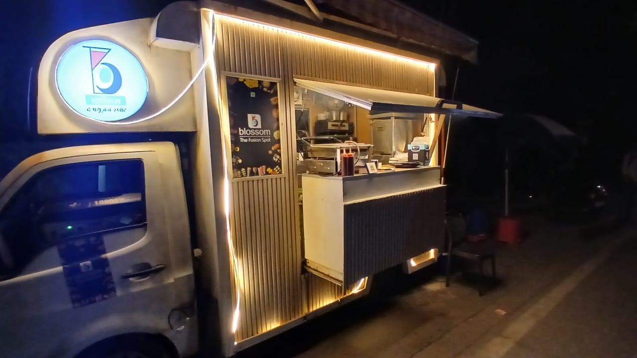 Blossom food truck fully operational at night — LED lighting and all equipment powered by SmartBatt