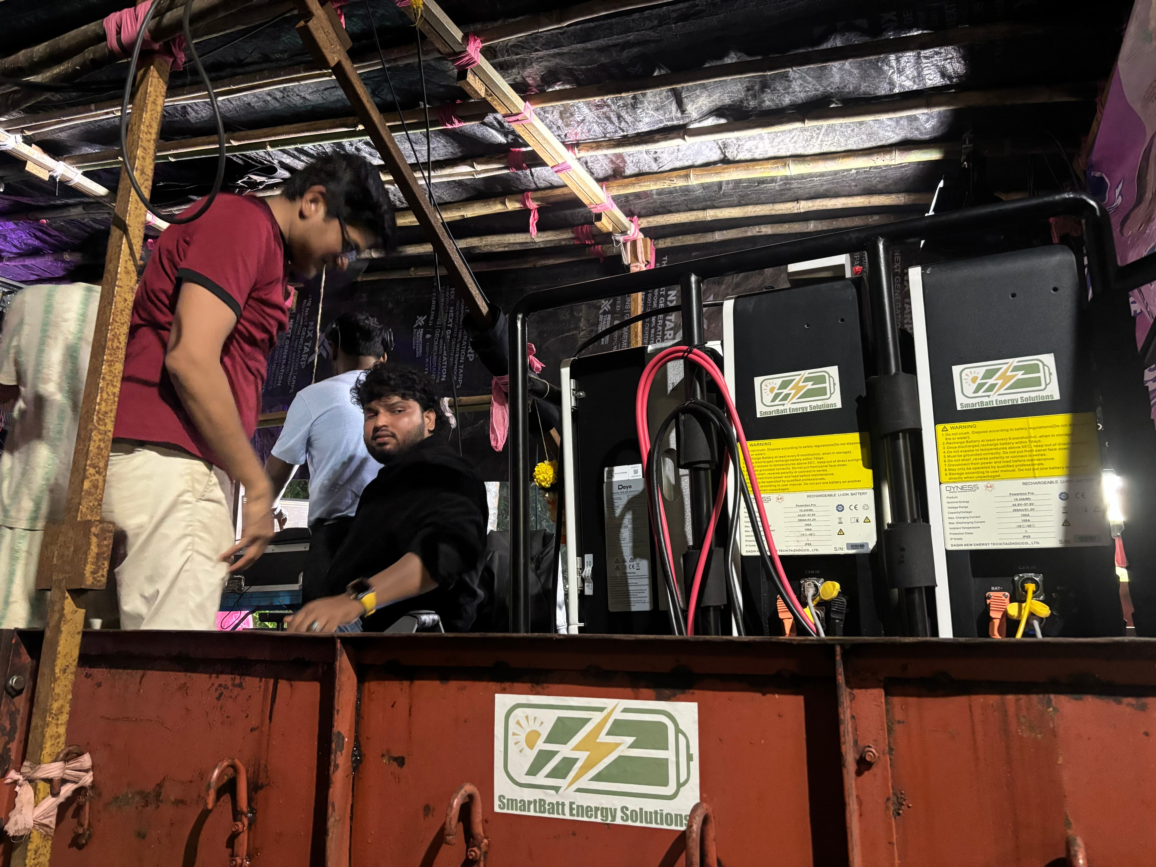 Both trucks powered independently, no inter-truck cabling